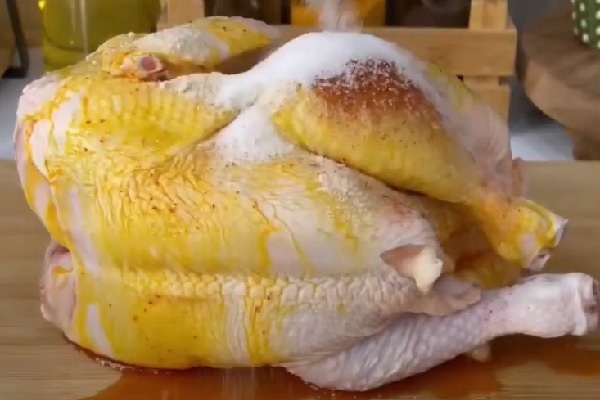 طرز تهیه مرغ شکم پر در قابلمه نمک با طعم متفاوت و کم نظیر