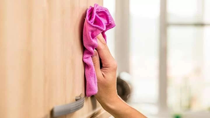 بهترین و ساده‌ترین روش‌های تمیز کردن کابینت