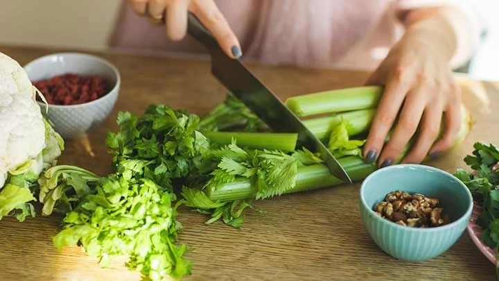 ۱۰ مورد از مهم‌ترین خواص کرفس برای سلامتی