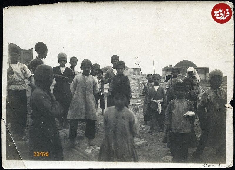 (تصاویر) زندگی مردم در دوران قاجار؛ ازمدل موی قاجاری تا قصه‌گویی پای منقل