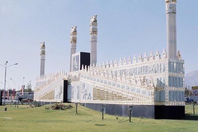 (تصاویر) تخت جمشید وسط میدان ونک تهران؛ ۵۲ سال قبل