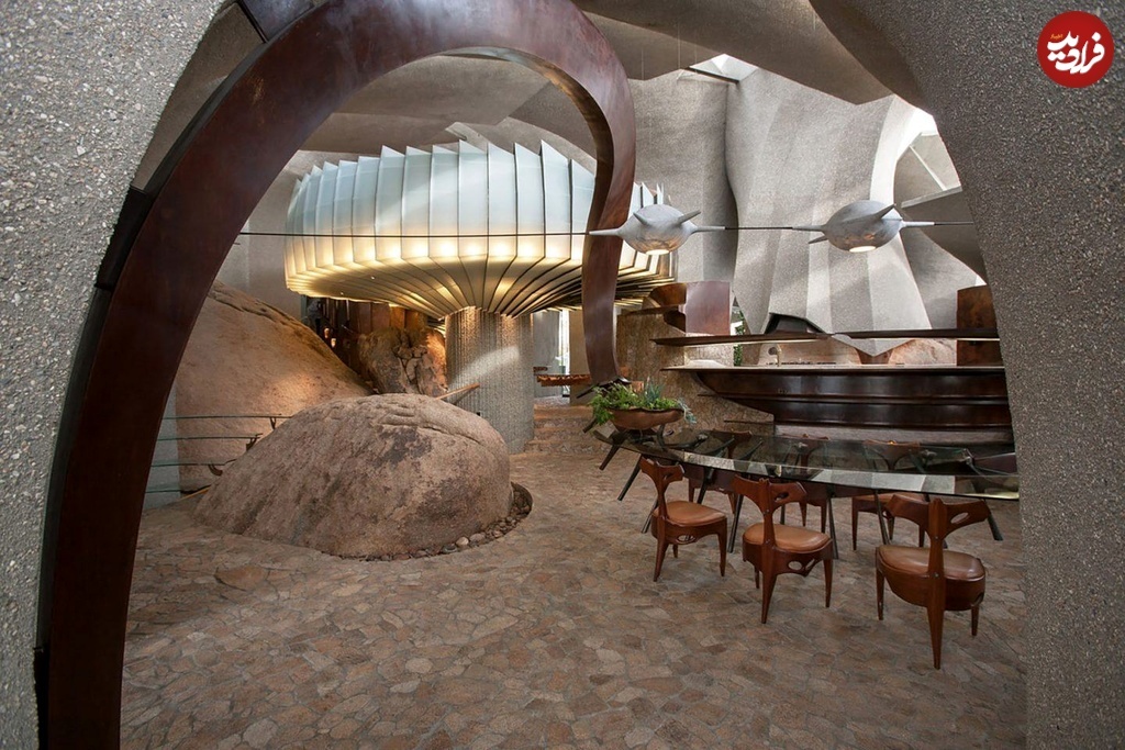 (تصاویر) خانه‌ای شگفت‌انگیز که مثل جانوری وحشی در صحرا کمین کرده است