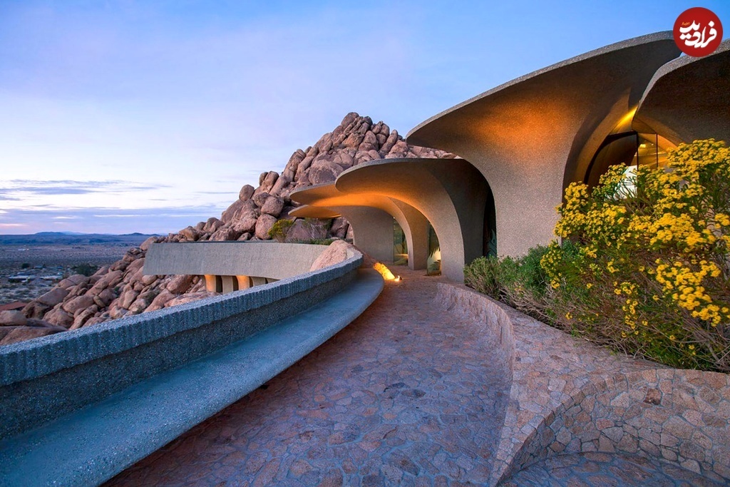 (تصاویر) خانه‌ای شگفت‌انگیز که مثل جانوری وحشی در صحرا کمین کرده است