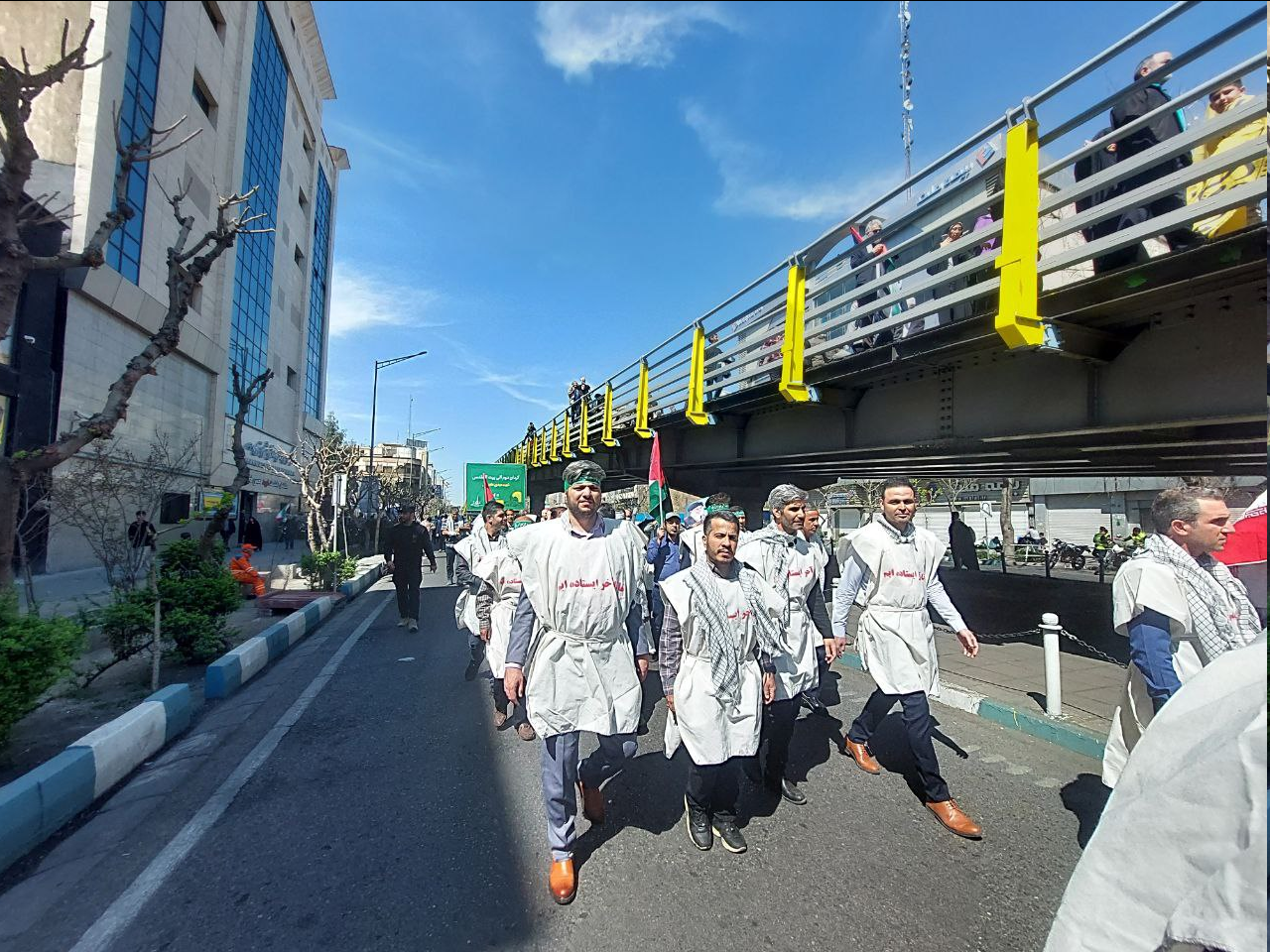 (عکس) کفن پوش‌ها به خیابان‌های پایتخت آمدند /تشییع نمادین پیکر کودکان غزه//