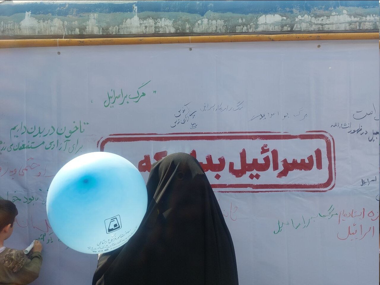 (عکس) کفن پوش‌ها به خیابان‌های پایتخت آمدند /تشییع نمادین پیکر کودکان غزه//