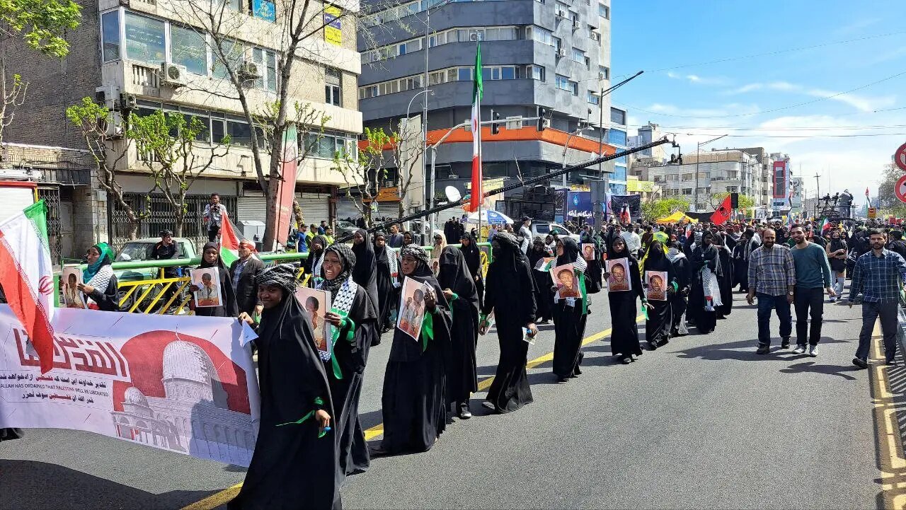 تصاویری از مهمانان متفاوت راهپیمایی روز قدس تهران / کودکان شهید شده غزه در آغوش مادران و دختران ایران