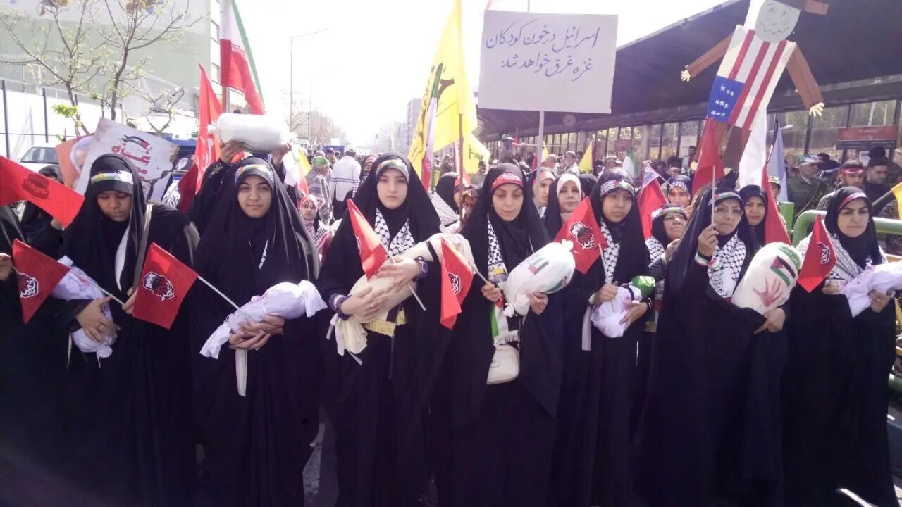 تصاویری از مهمانان متفاوت راهپیمایی روز قدس تهران / کودکان شهید شده غزه در آغوش مادران و دختران ایران