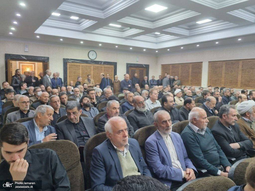 عکسی از سید محمد خاتمی در مراسم ترحیم زهرا شجاعی / این وزیر دولت رئیسی هم آمد