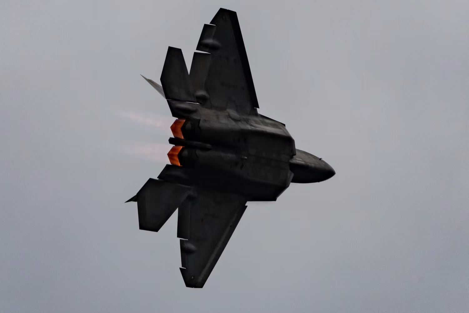 اف-۲۲ رپتور؛ جت جنگنده ترسناک آمریکایی