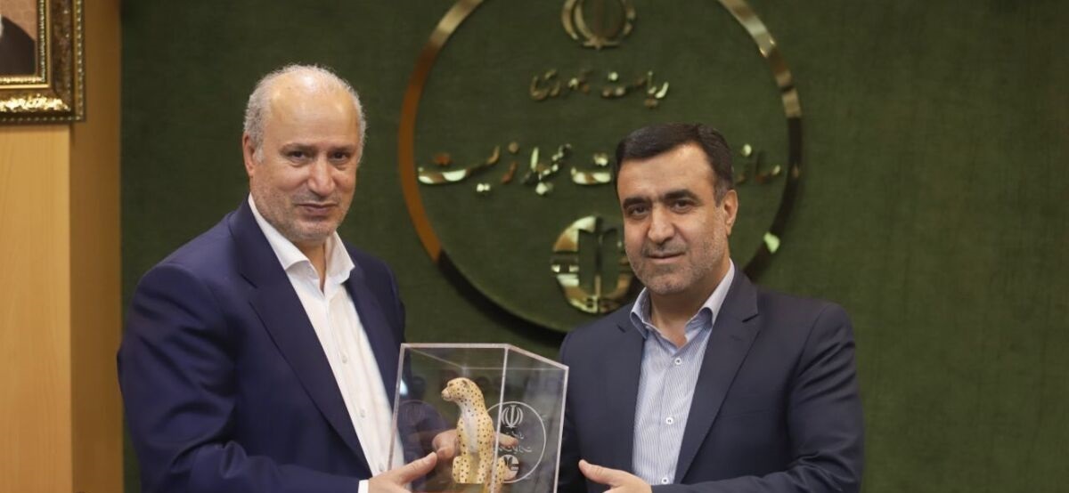 (عکس) جایزه عجیبی که مهدی تاج گرفت؛ یوزپلنگ ایرانی!