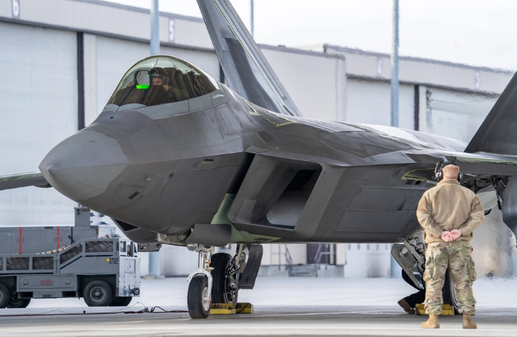 مقایسه اف-۲۲ رپتور آمریکایی با جی-۲۰ چنگدو چینی؛ کدام جت جنگنده پنهانکارتر است؟