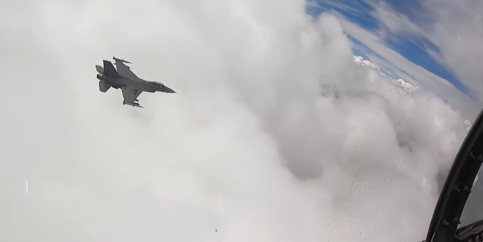 اولین نبرد هوایی بین هواپیمای کنترل شده با هوش مصنوعی و خلبان انسانی