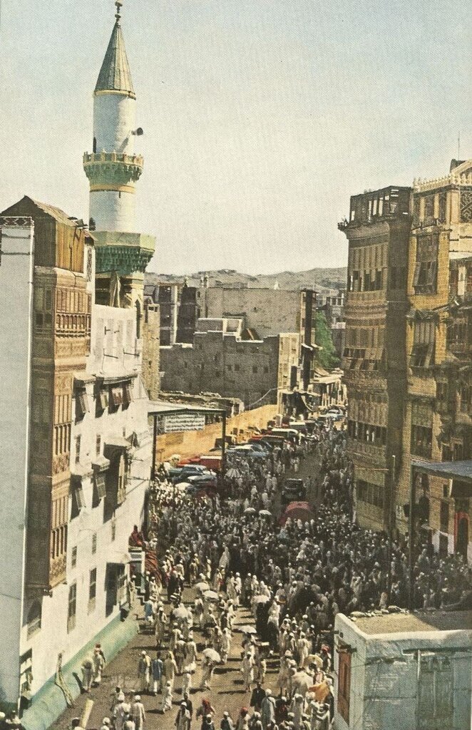 (تصاویر) تصاویری دیده‌نشده از مراسم حج ۷۰ سال پیش/ وقتی حجاج وارد کعبه می‌شدند