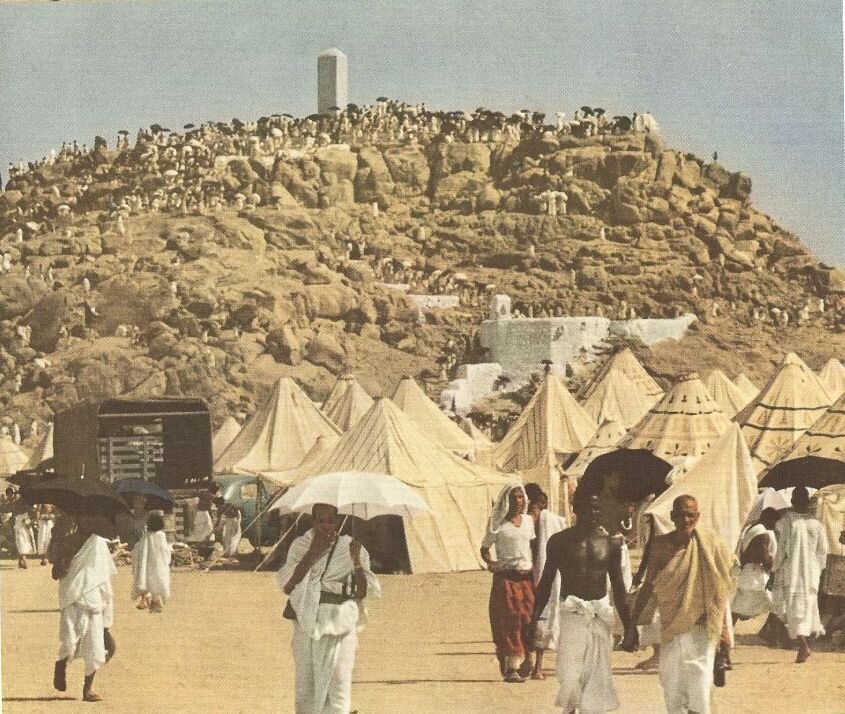 (تصاویر) تصاویری دیده‌نشده از مراسم حج ۷۰ سال پیش/ وقتی حجاج وارد کعبه می‌شدند