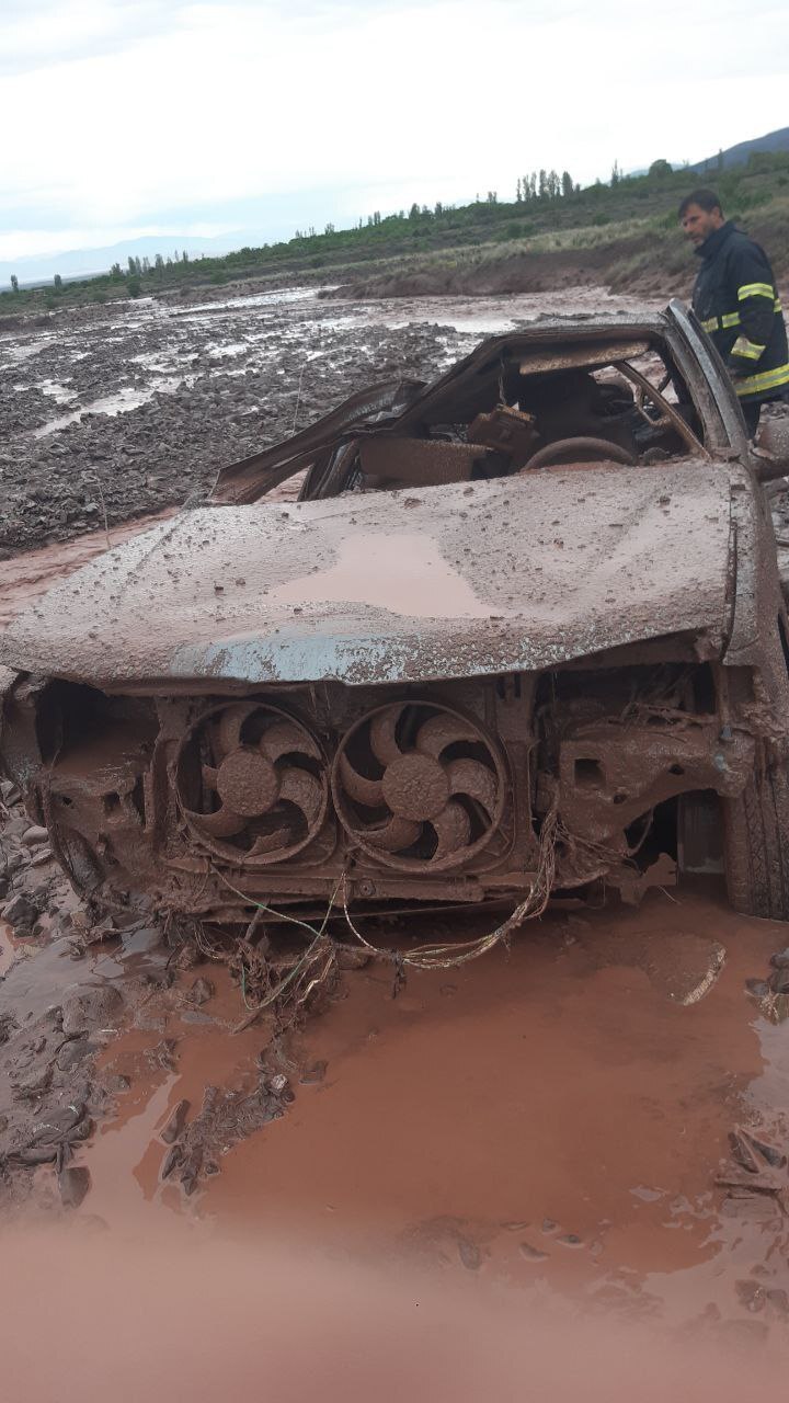 (ویدیو) لحظه بلعیده شدن خودرو‌ها در سیل تسوج