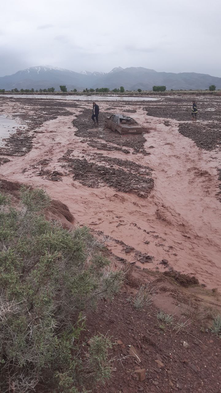 (ویدیو) لحظه بلعیده شدن خودرو‌ها در سیل تسوج
