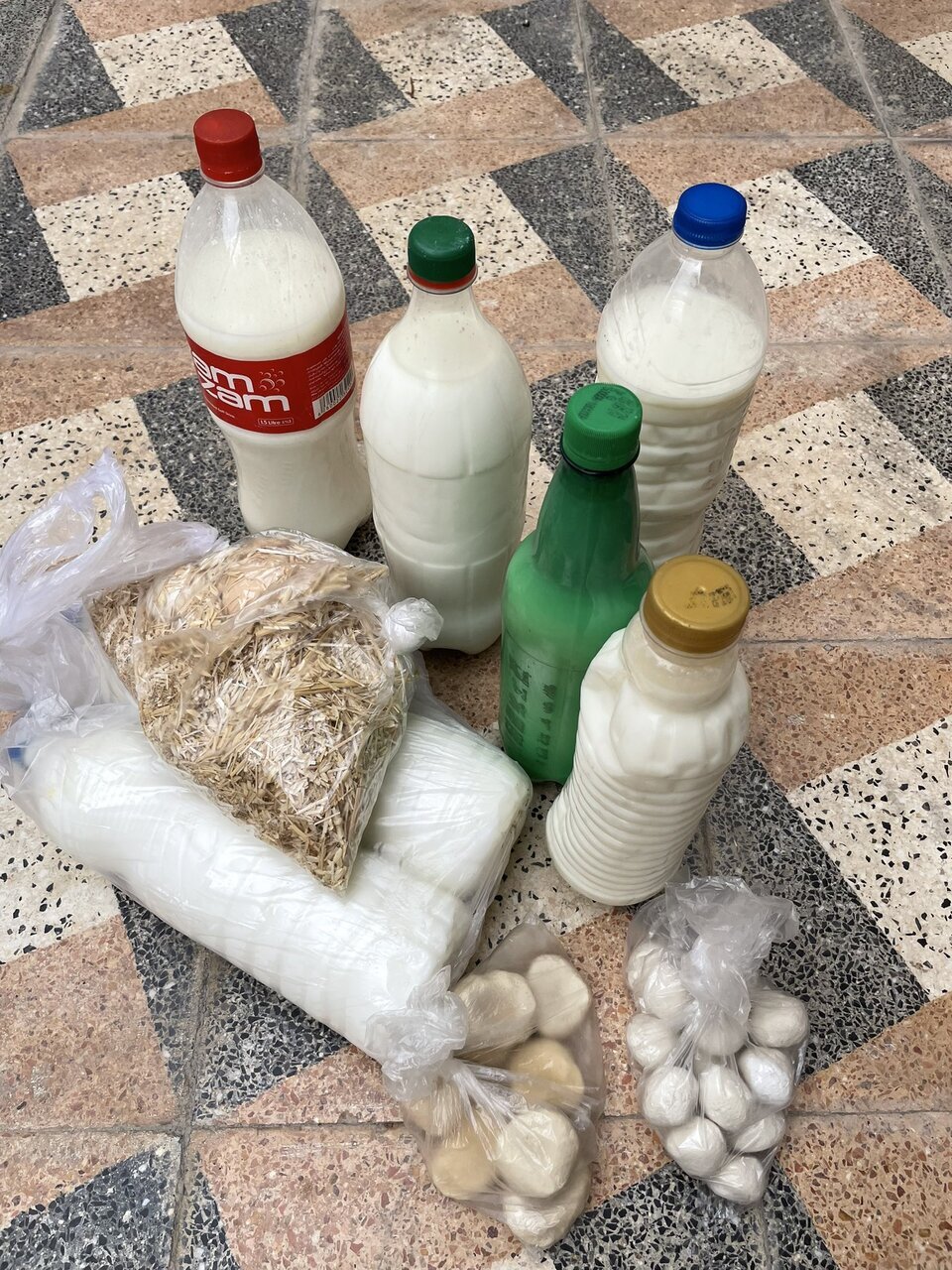 (تصویر) تصویری از کادوی دانش آموزان عشایر به معلمشان