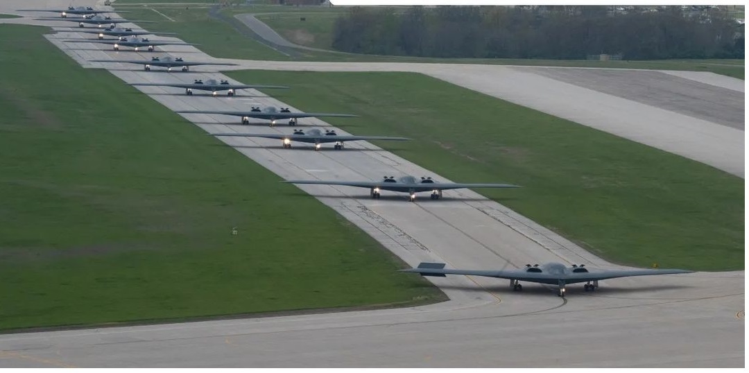 عکسی با حضور نیمی از موجودی خاص‌ترین بمب افکن جهان!