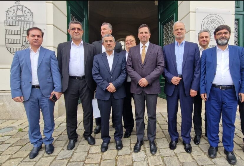 محمود احمدی نژاد در خارج از کشور چه می‌کند؟