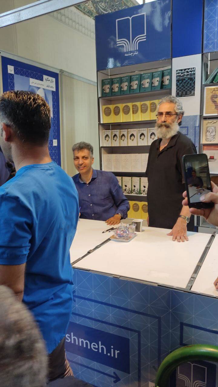 (عکس) محبوبیت وصف ناپذیرِ عادل فردوسی‌پور در نمایشگاه کتاب