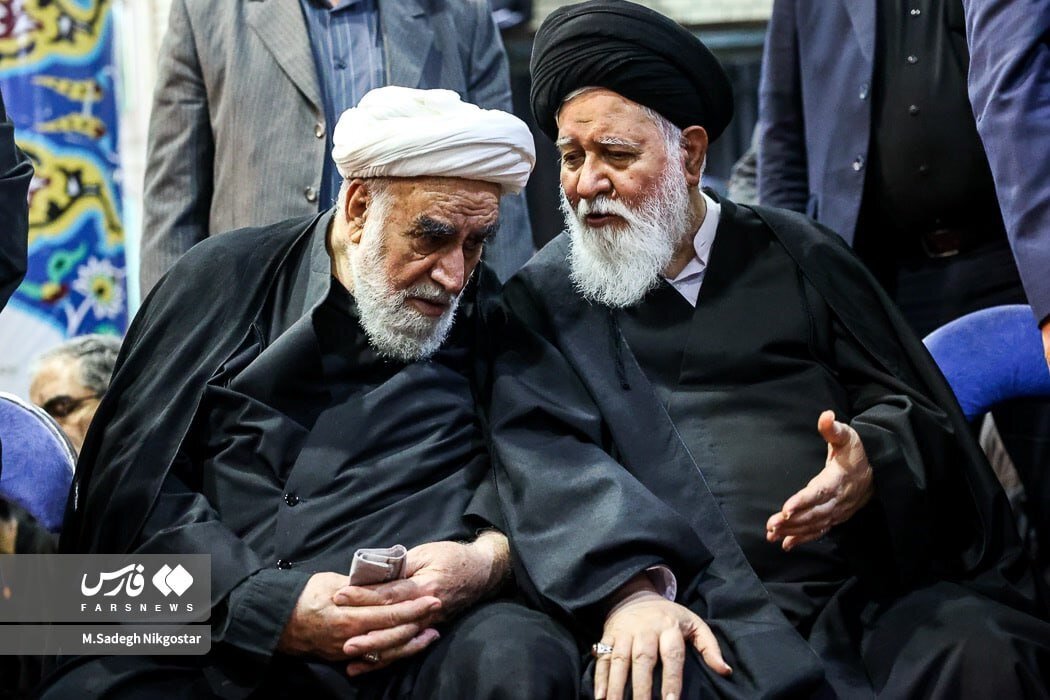 (تصویر) گفتگوی خصوصی علم الهدی با مسئول دفتر رهبر انقلاب