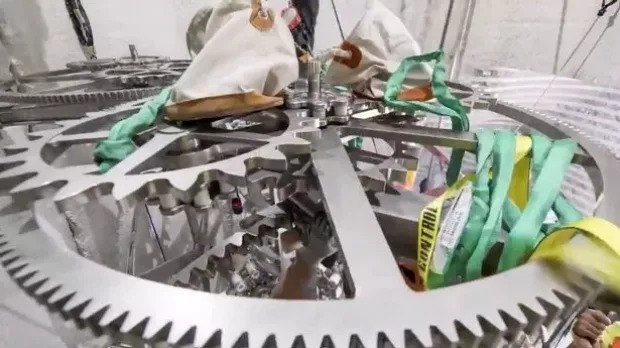 (تصاویر) هزینه ۴۲ میلیون دلاری جف بزوس برای ساخت ساعت عجیب‌وغریب