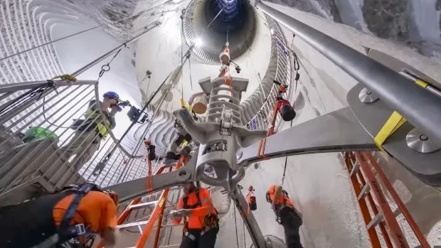 (تصاویر) هزینه ۴۲ میلیون دلاری جف بزوس برای ساخت ساعت عجیب‌وغریب