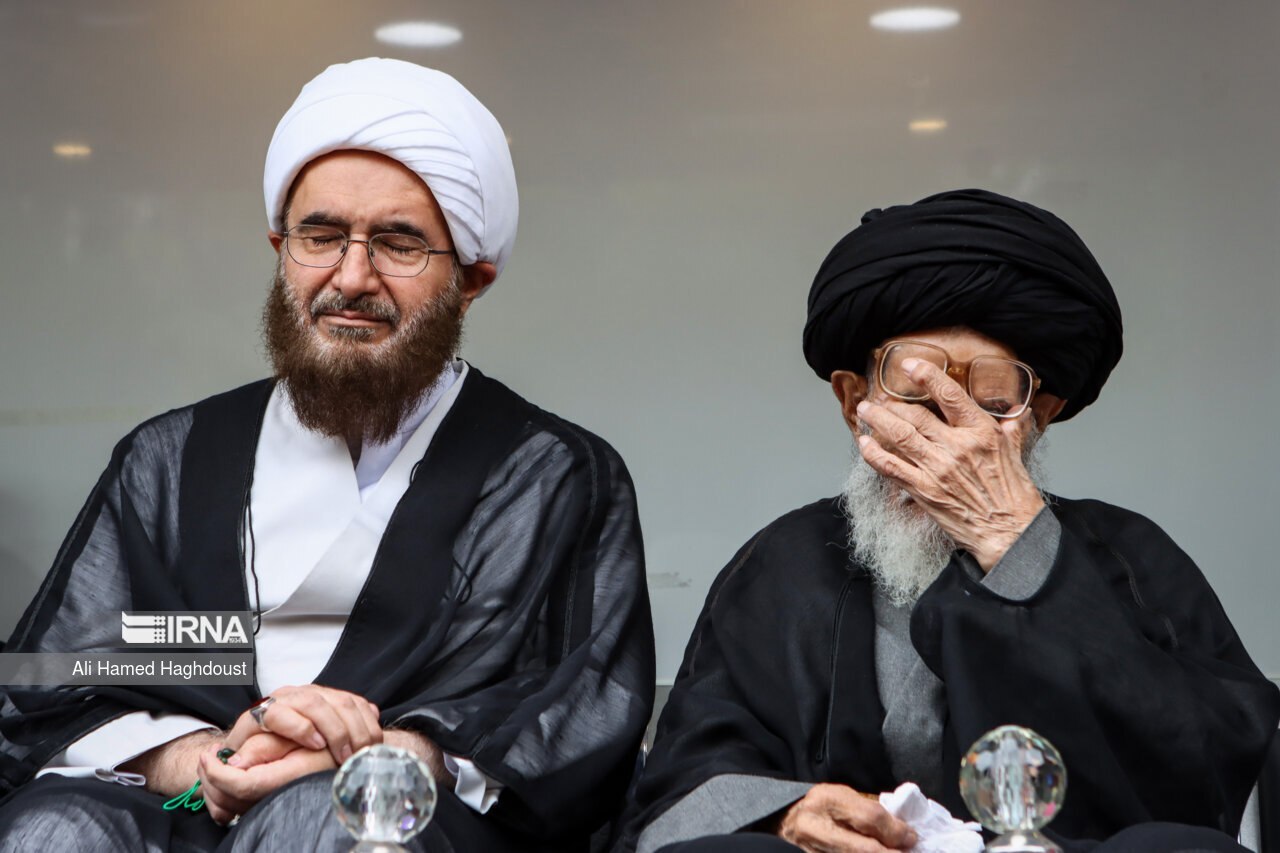 (تصویر) پدر آیت‌الله آل‌هاشم در مراسم تشییع او