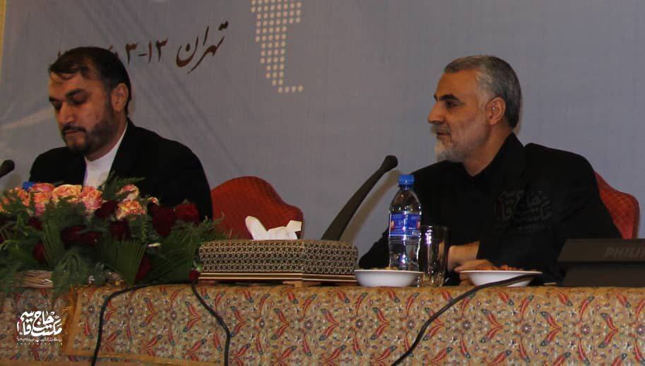 تصویری قدیمی از شهید حسین امیرعبداللهیان درکنار حاج‌قاسم