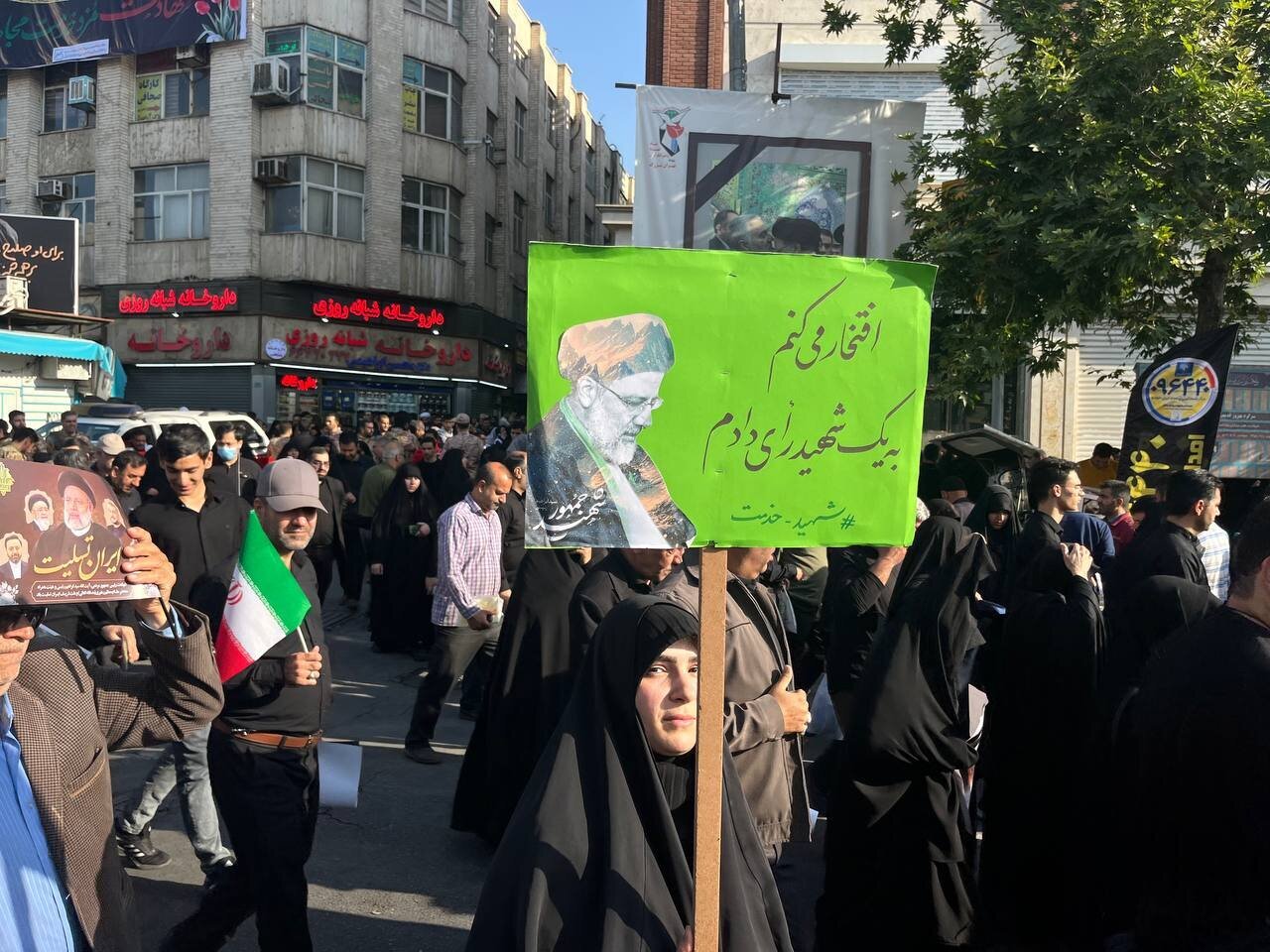 مردم با چه شعارهایی به مراسم تشییع می‌روند؟