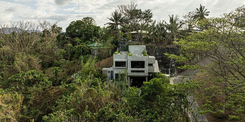 بروتالیسم گرمسیری: این خانه خرابه نیست، یک ویلای شیک و مدرن است!