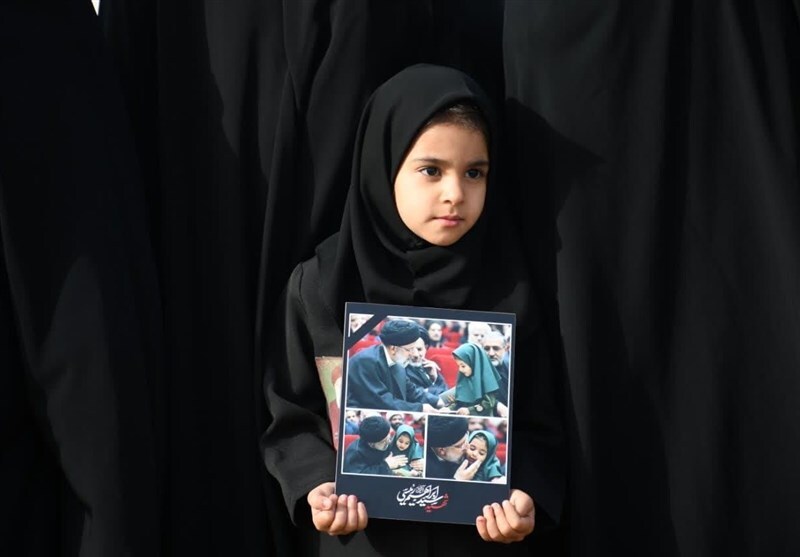 دختر شهید اسداللهی در مراسم استقبال از رئیس‌جمهور