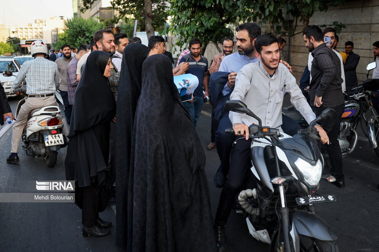 (تصویر) ثابتی پس از اتمام ثبت‌نام سعید جلیلی با موتور وزارت کشور را ترک کرد