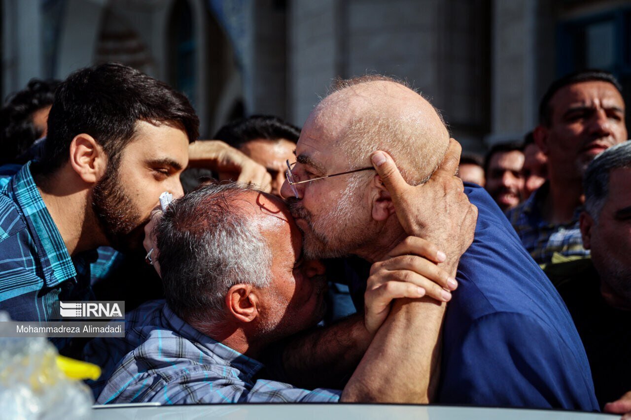 (عکس) قابی متفاوت از قالیباف در خیابان؛ بوسه آقای کاندیدا بر پیشانی یک شهروند