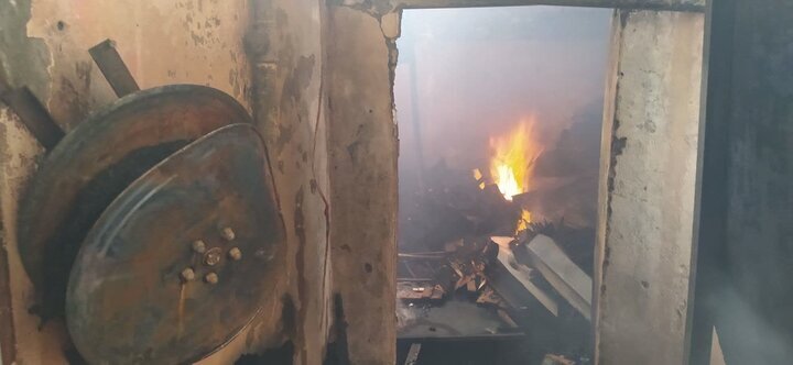 اطفای حریق گسترده در کارگاه تولید مبل در اصفهان