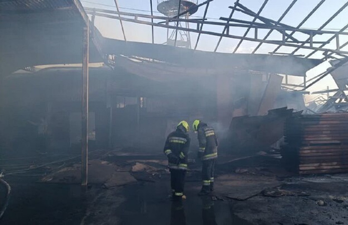 اطفای حریق گسترده در کارگاه تولید مبل در اصفهان