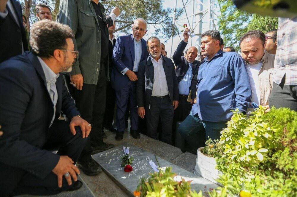 (تصویر) عکسی از پزشکیان و ظریف بر سر مزار شهدای پرواز هواپیمای اوکراین