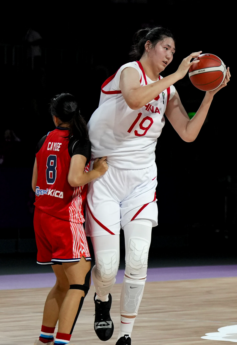 بسکتبالیست نوجوان با ۲ متر و ۱۳ سانتی متر بلندقد‌ترین زن جهان