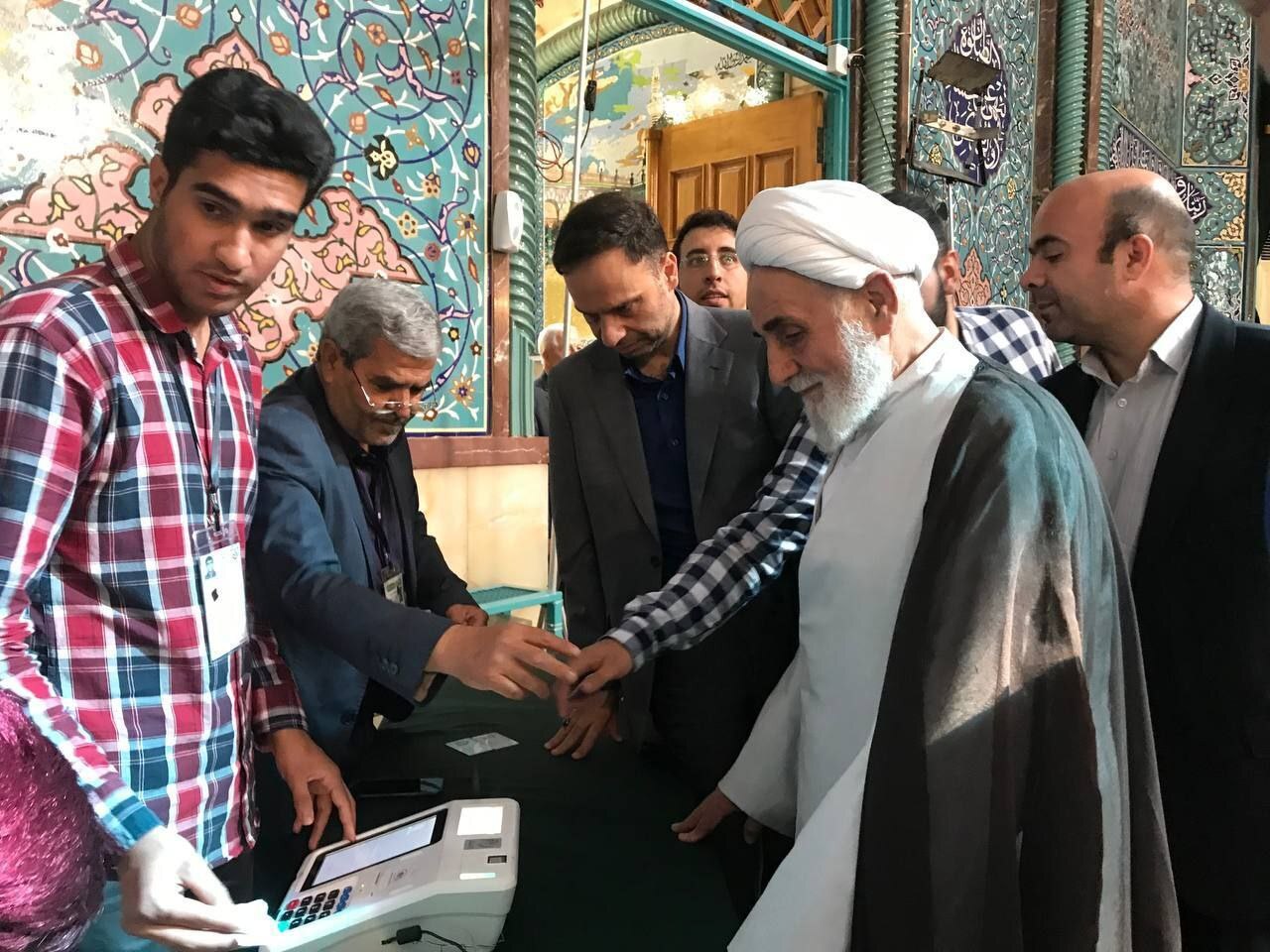 حضور ناطق نوری در نخستین دقایق رای گیری در حسینیه ارشاد