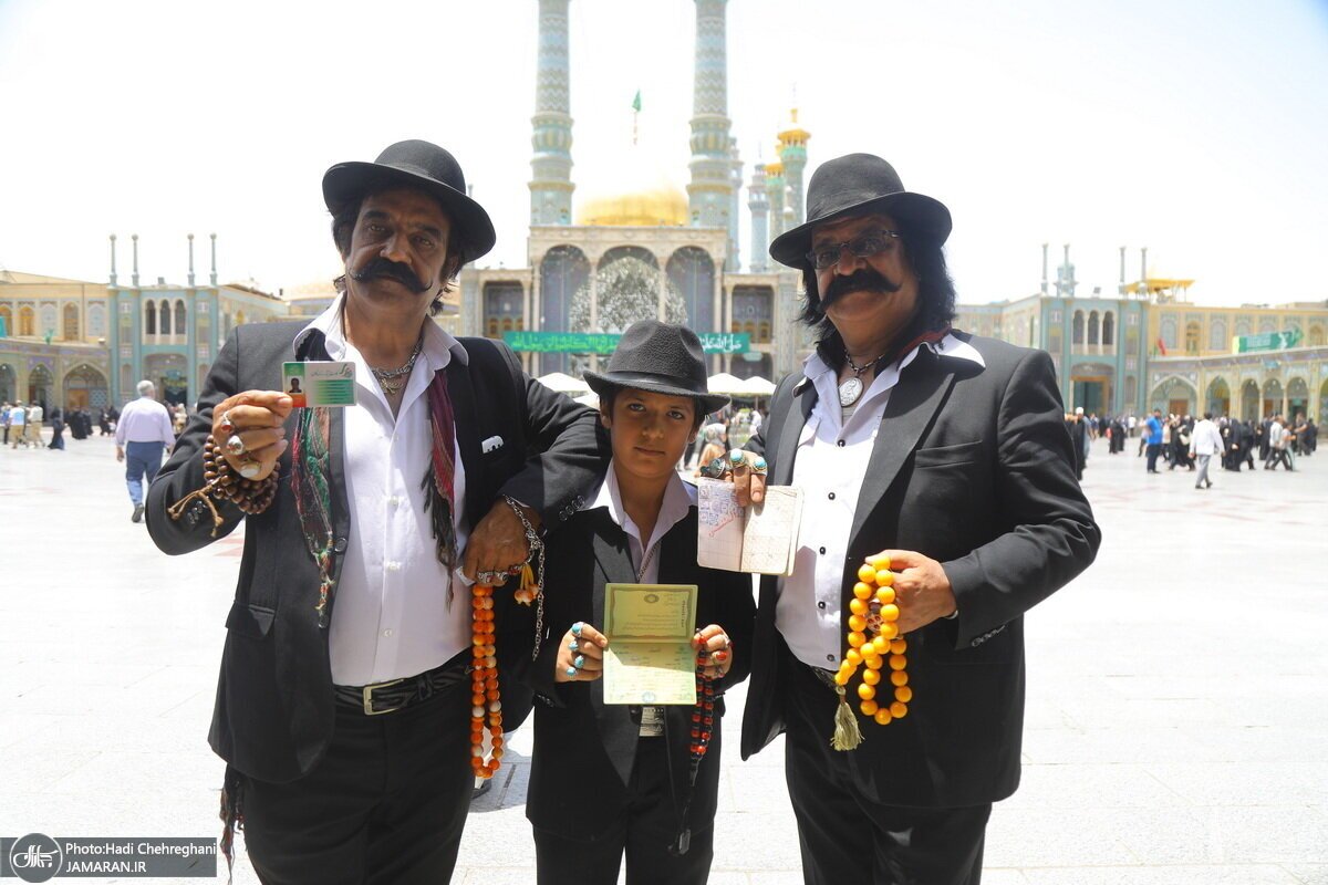 (تصویر) عکس دیدنی از رأی دادن در انتخابات با کلاه مخملی، گردنبند و تسبیح عجیب