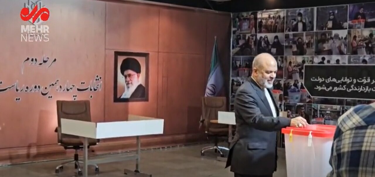 وزیر کشور رأی خود را به صندوق انداخت / مردم در ساعات ابتدایی پای صندوق بروند