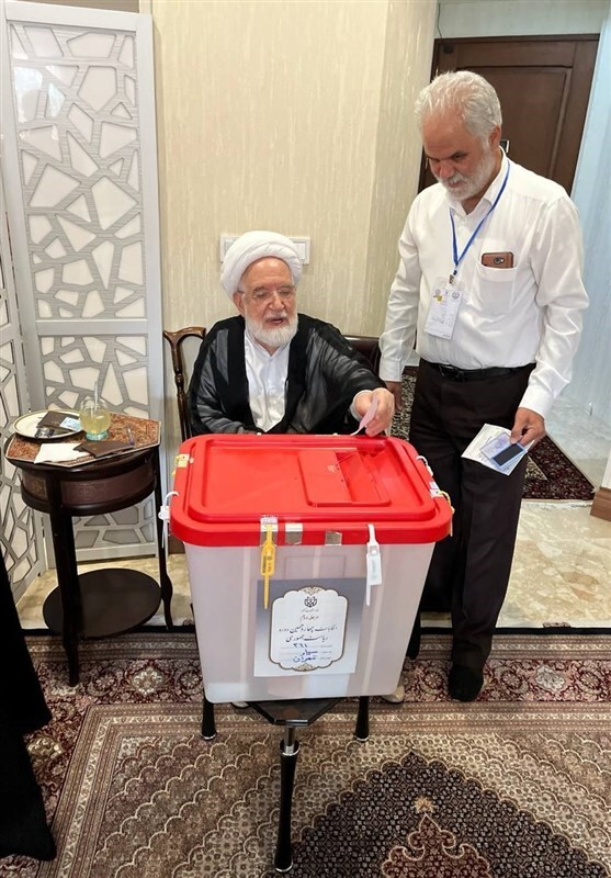 مهدی کروبی رأی خود را به صندوق انداخت