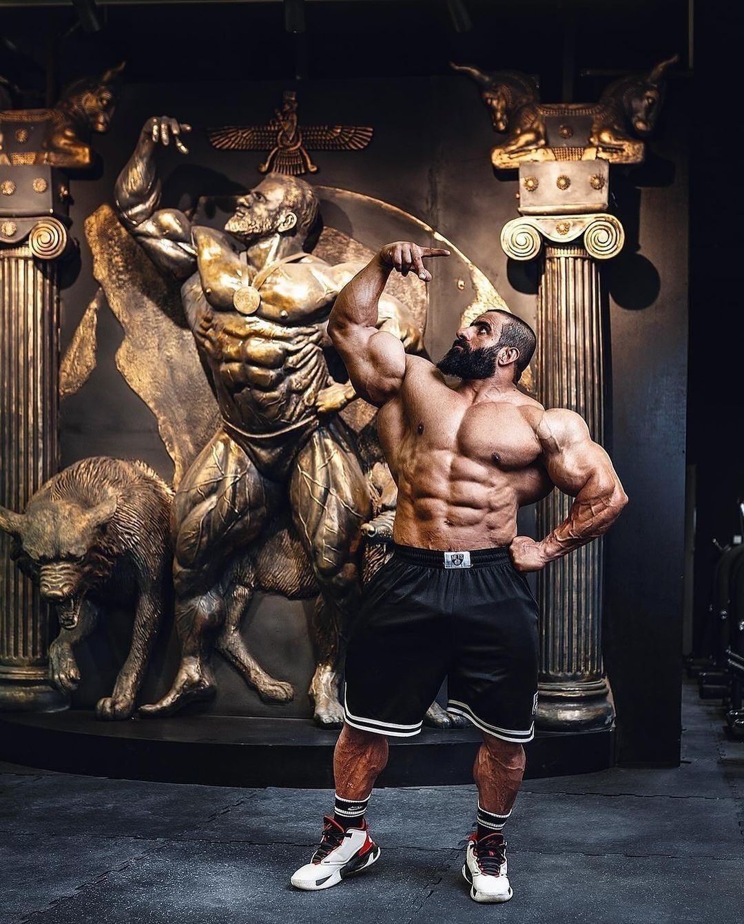 (عکس) هادی چوپان کنار تندیس گرگ پارسی