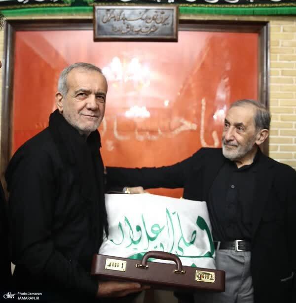 (تصویر) هدیه‌ٔ ولایتی به رئیس‌جمهور منتخب