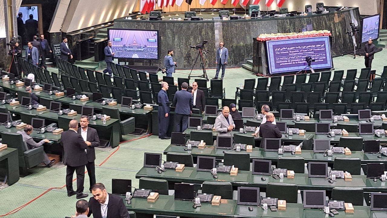 (تصویر) حضور وحید حقانیان در صحن مجلس شورای اسلامی پیش از آغاز مراسم تحلیف