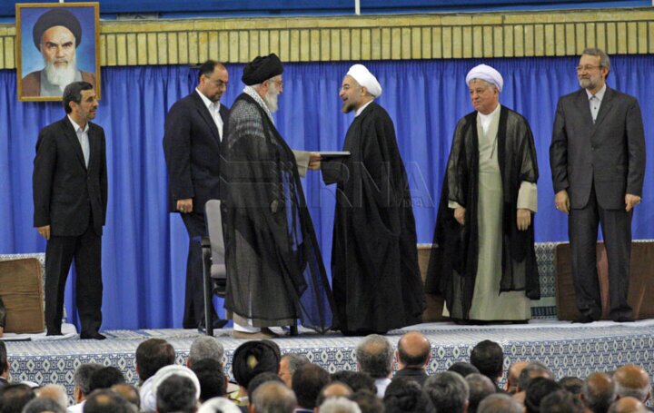 نگاهی به مراسم تنفیذ حکم ۸ رئیس جمهور ایران؛ از غیبت‌های حاشیه‌ساز تا برگزاری مراسم در بیمارستان