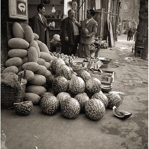 (تصاویر) فروش عجیب میوه‌های تابستانی در تهران قدیم؛ آهای بدو، فالی پن زار!