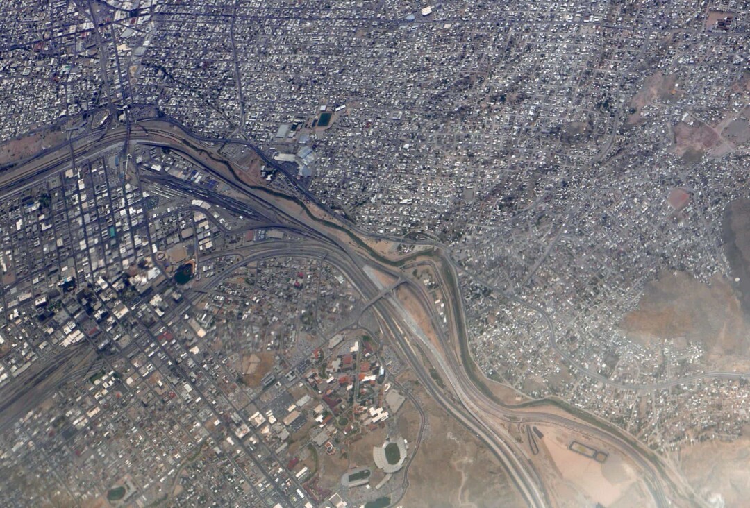 (تصویر) از «پلِ دوستی» ملل تا بلندترین آبشارها؛ منحصر به فردترین مرز‌ها بین کشور‌های جهان