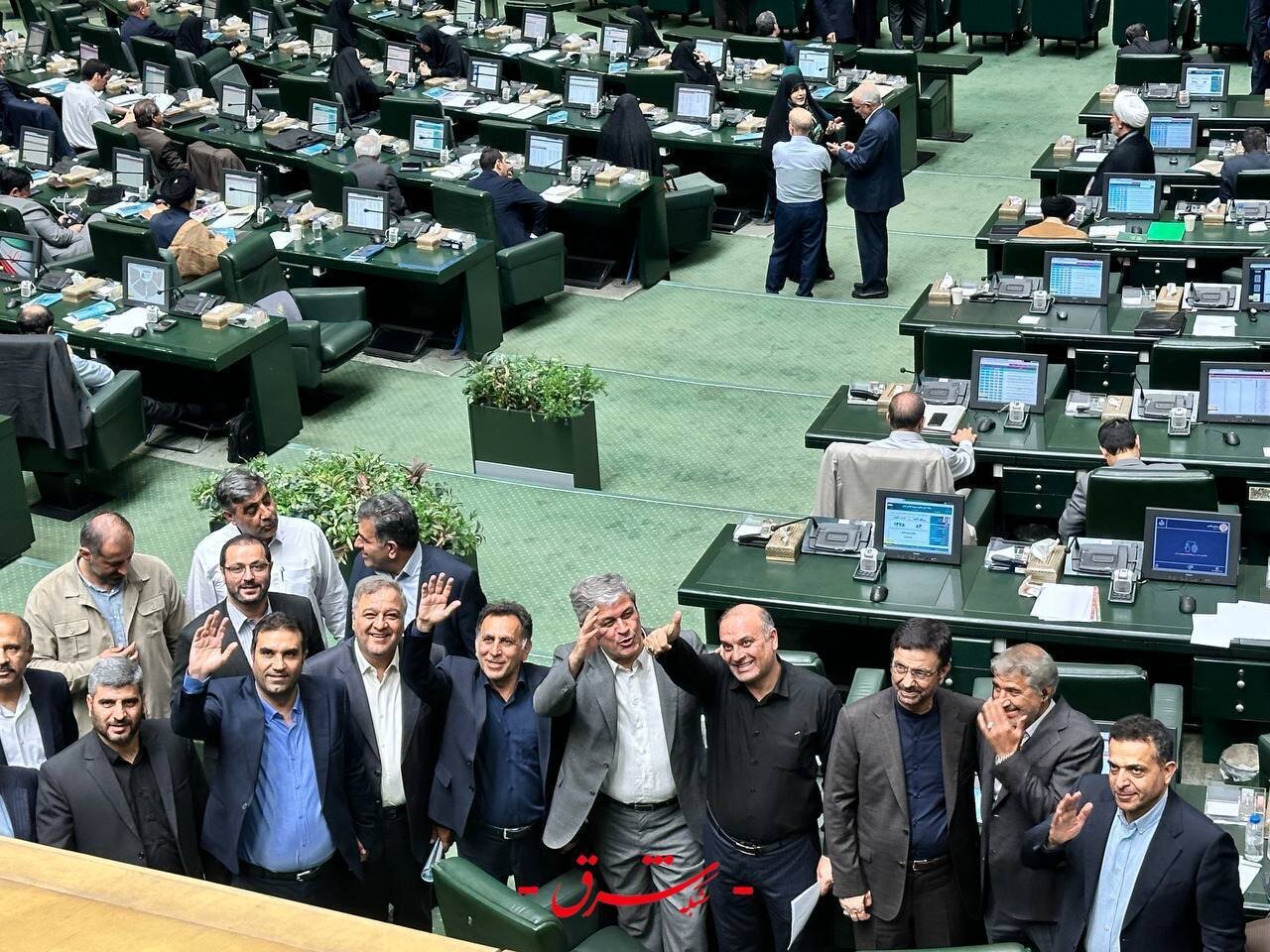 (تصویر) عکس یادگاری نمایندگان در زمان بررسی صلاحیت کابینه پیشنهادی؛ تاجگردون هم بود