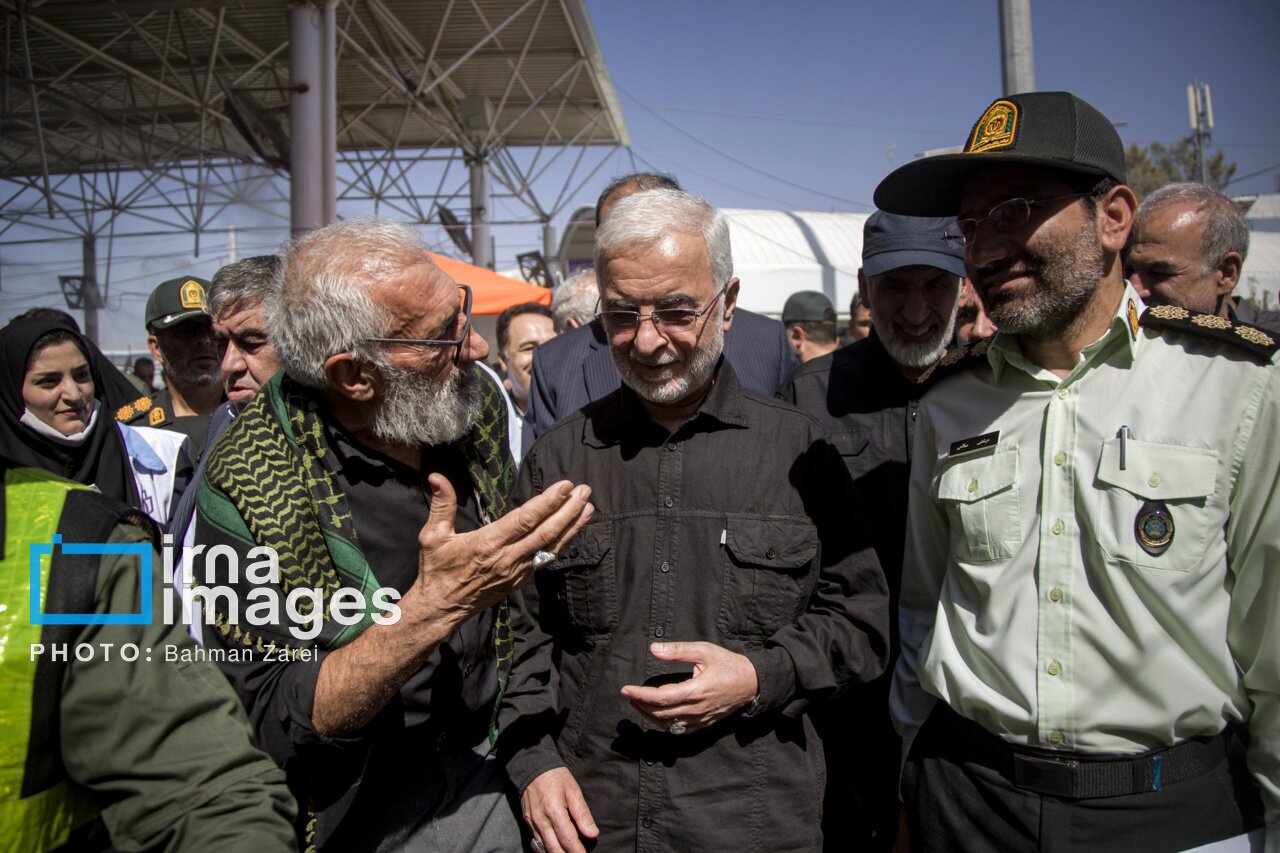 (تصاویر) تیپ متفاوت وزیر کشور در مرز کشور و بین زائران اربعین